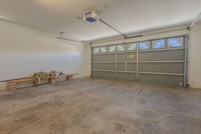 Building Photo - 4 Bedroom, 2 Bath