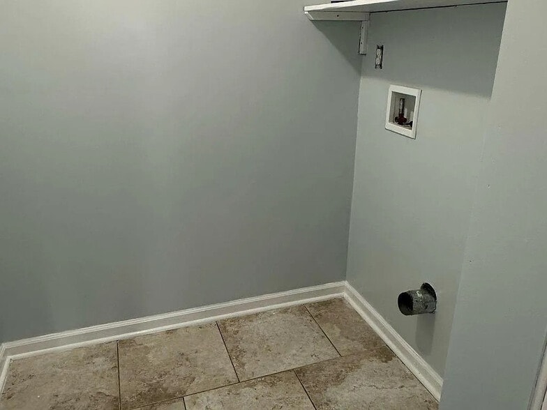 Building Photo - Room in House on Lakeview Rd