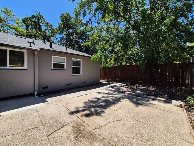 Building Photo - 3 Bedroom Home Near Montgomery Village