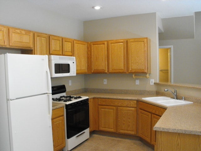 Building Photo - Spacious Henderson townhouse featuring   3 bedrooms PLUS 2 car garage.