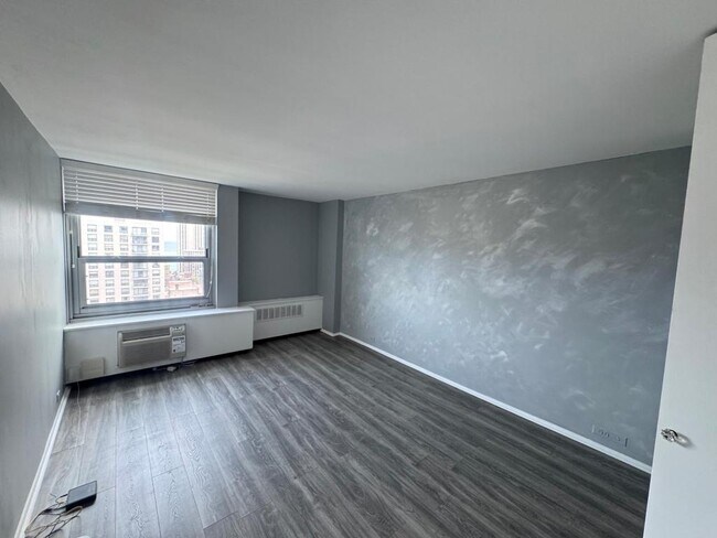 Building Photo - 1255 N Sandburg Terrace