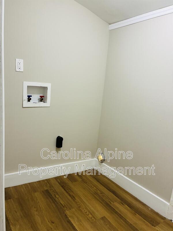 Building Photo - 611 S Mountain St