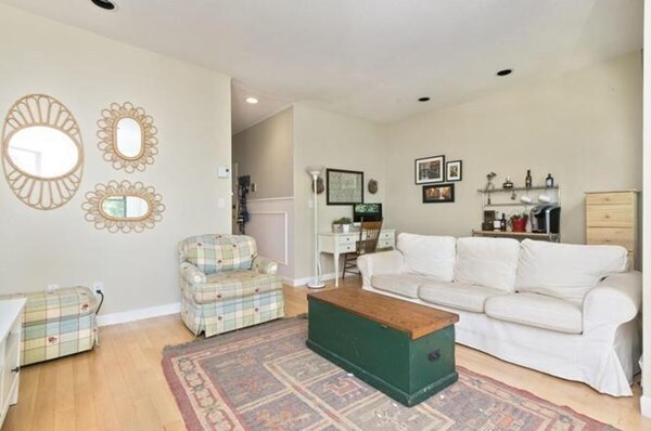 Primary Photo - 19 Follen St