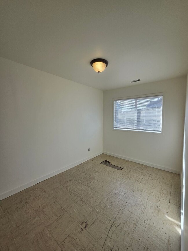 Building Photo - 1204 Doolittle Dr