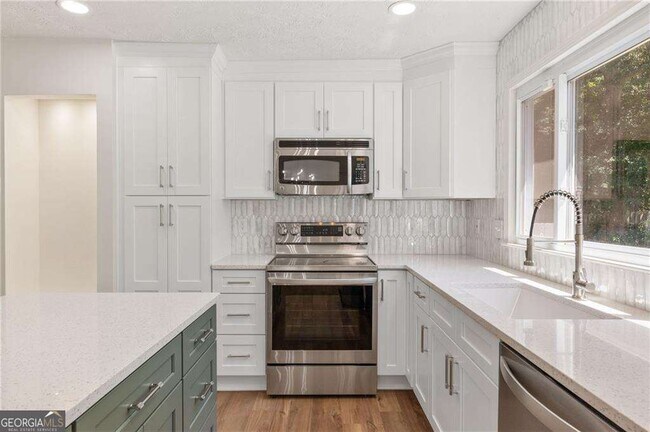 Building Photo - 472 Barnsdale Dr