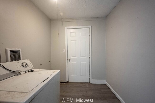 Building Photo - Charming 3-Bedroom Duplex with 2 Full Bath...