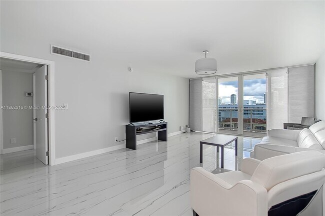 Building Photo - 3140 S Ocean Dr