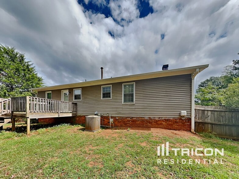 Building Photo - 414 Breezy Dr SW