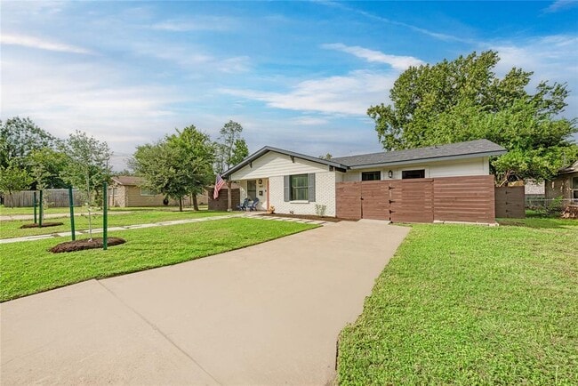 Building Photo - 1607 Sweetbriar Ave