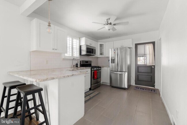 Building Photo - 8 Adams Ave