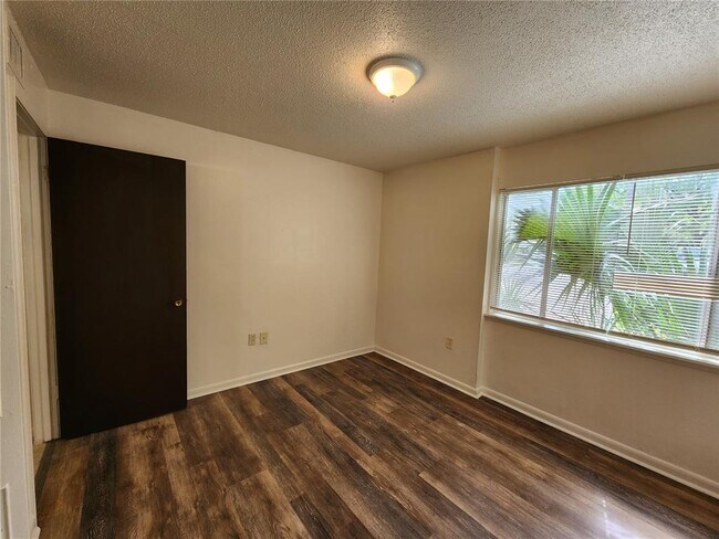 Building Photo - 300 NW 20th Ave
