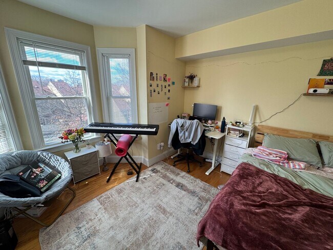 Building Photo - In-Unit Laundry, Central Heat/AC, Parking ...