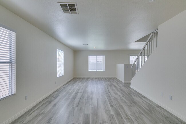 Building Photo - Stunning 4 bedroom, 2.5 bathroom