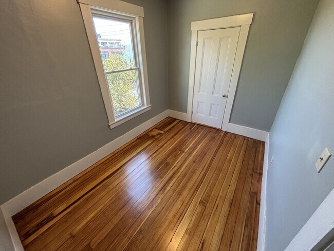 Building Photo - Spacious 4BR / 2BA Sanford Apartment with Heat Included!