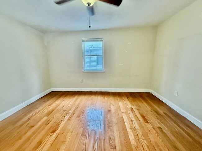 Building Photo - SPACIOUS 3BR/1BA HOUSE w/ Central AC-HARDW...