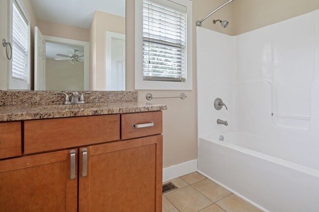 Building Photo - Modern Kenilworth Home