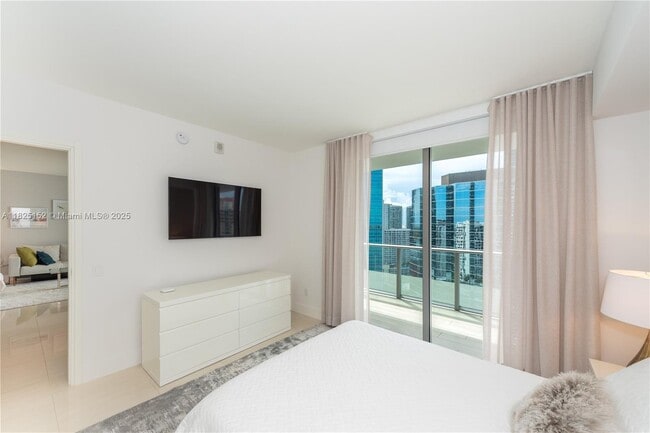 Building Photo - 1300 Brickell Bay Dr