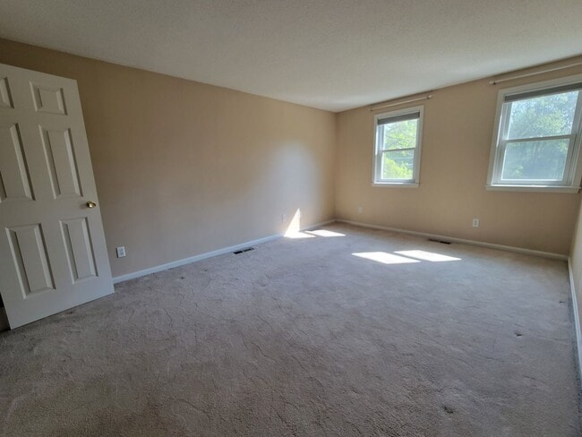 Building Photo - Beautiful Single-Family Home Litchfield NH for Rent