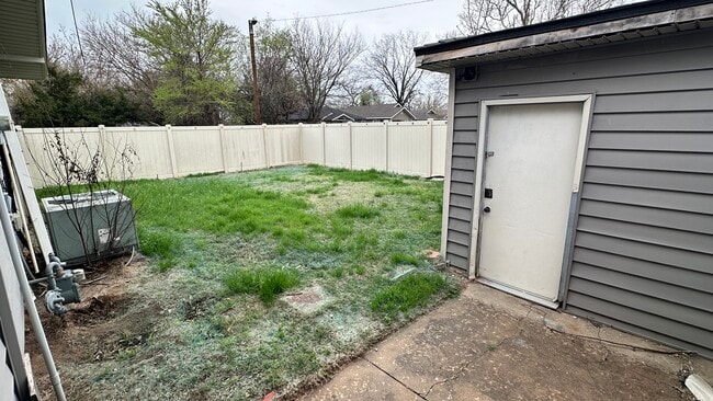 Building Photo - 802 N Kickapoo Ave