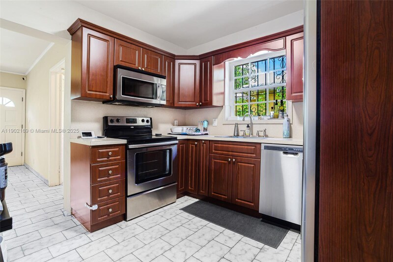 Building Photo - 600 SW 25th Rd