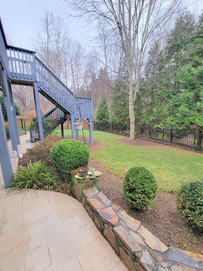 Building Photo - Stunning Willoughby Park Home
