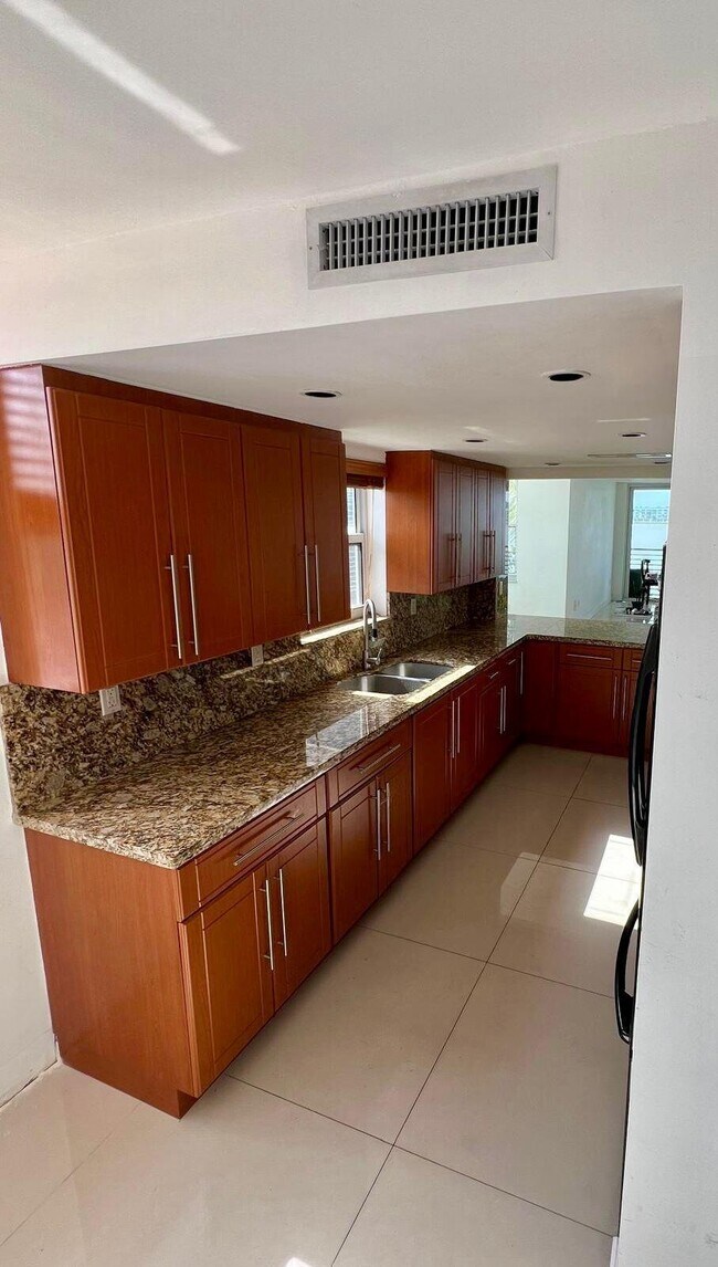 Building Photo - 1175 NE Miami Gardens Dr
