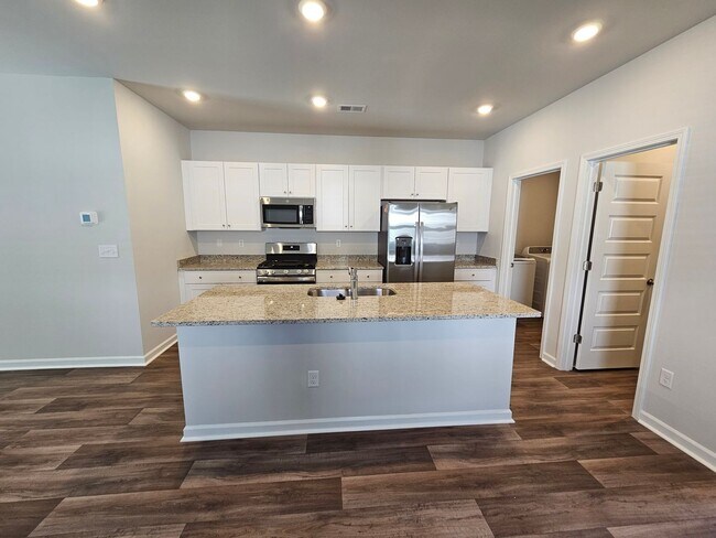 Building Photo - 5 Bedroom/ 2.5 Bath in Waterfall Village