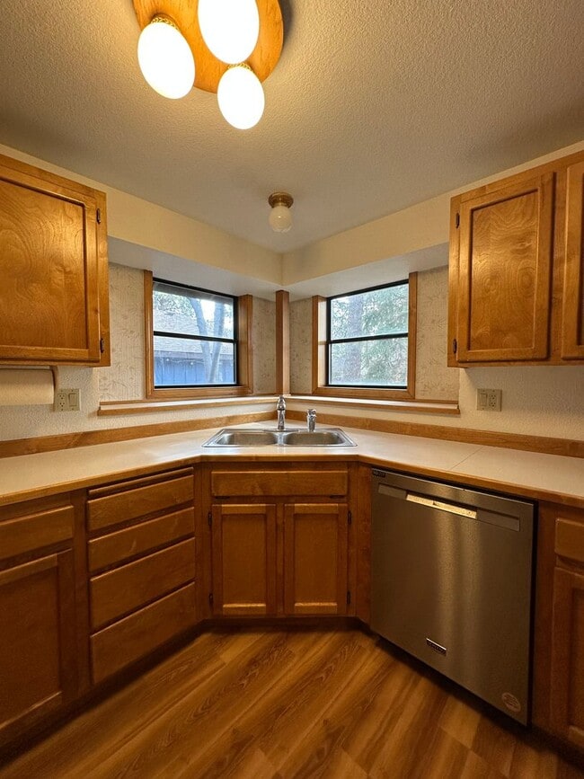 Building Photo - Updated SW Bend Home with Large Backyard!