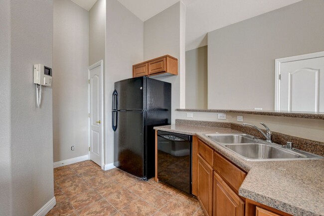 Building Photo - 2 BR Aliante Townhome with Attached Garage...