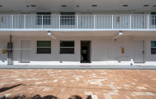 Building Photo - 2305 Tamarind Dr