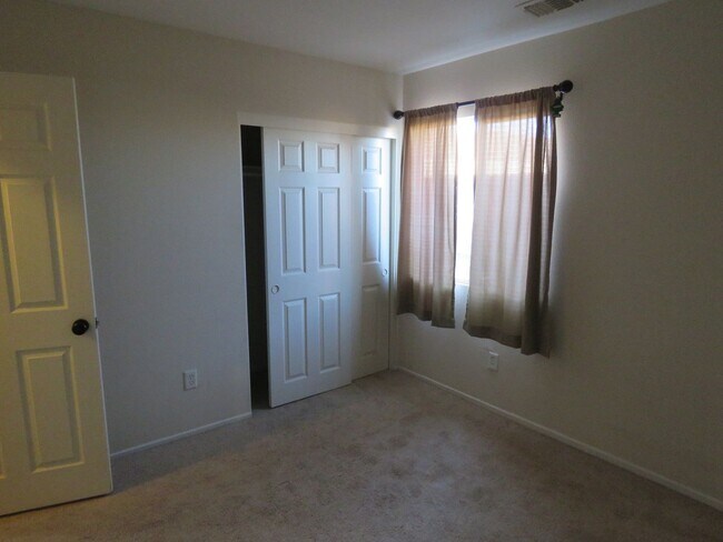 Building Photo - 5 Bedroom in quiet community!