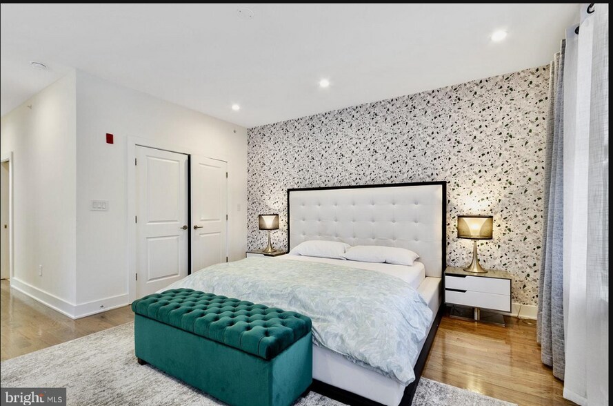 Building Photo - 2536 W Girard Ave