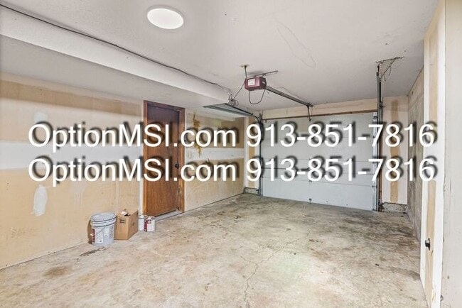Building Photo - Spacious townhouse