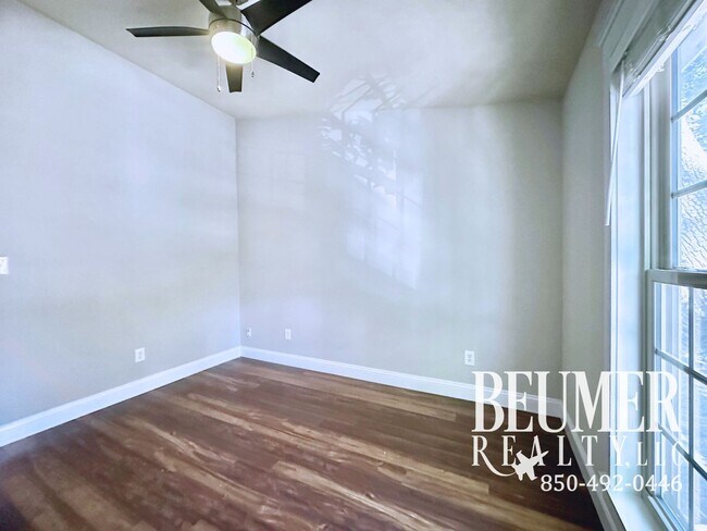 Building Photo - 2br 1.5 ba End Unit Townhome for Rent
