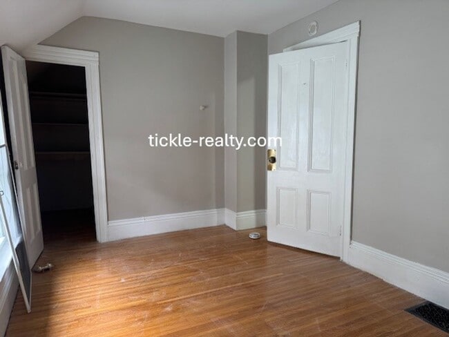 Building Photo - 4 Bedroom Park Ave House - 2 Full Baths, D...