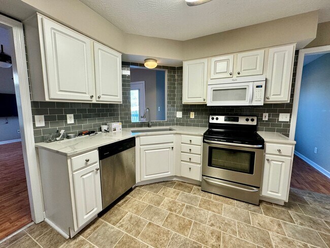 Building Photo - 3 Bedroom in Quiet Cul-De-Sac!