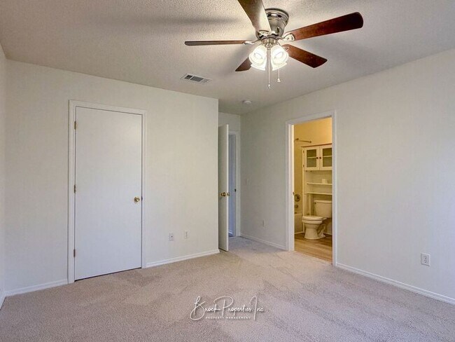 Building Photo - 501 Ashwood Ln