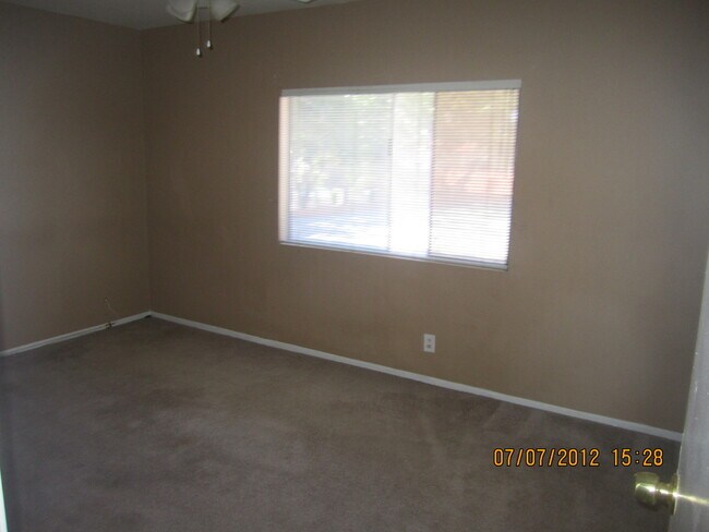 Building Photo - This Townhouse is located minutes from the freeway!