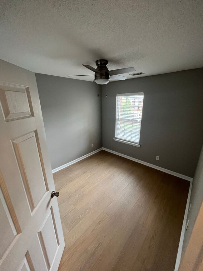 Building Photo - Available now! Spacious 3-bedroom, 2.5 bath townhome in Georgetown