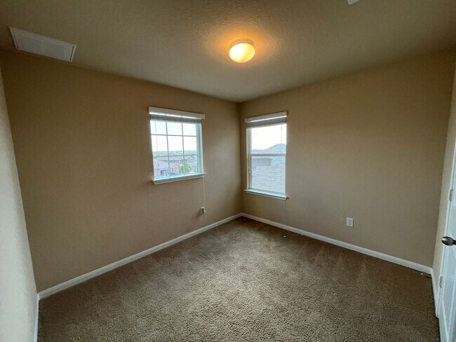 Building Photo - Perfect 3/2.5 - Tall Ceilings and in Immac...