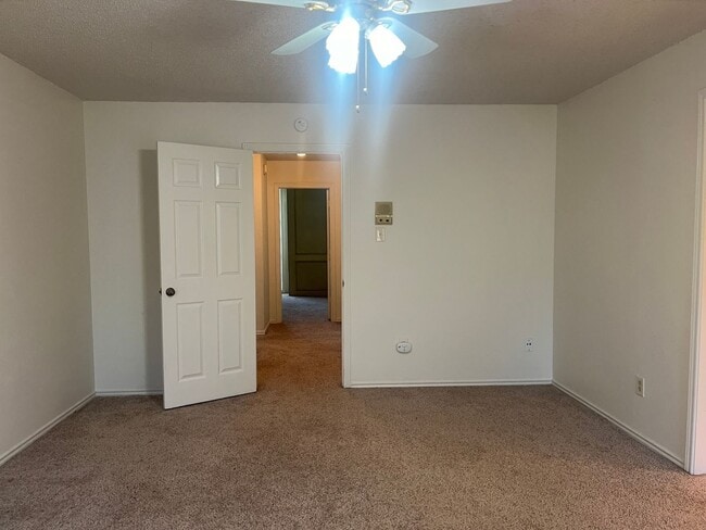 Building Photo - 3 bed 2 bath 2 car garage