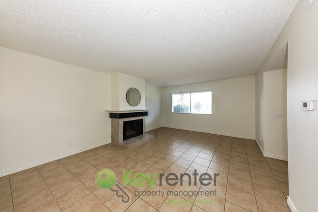 Building Photo - Exclusive Newport Terrace Condos - Trails to the Beach!