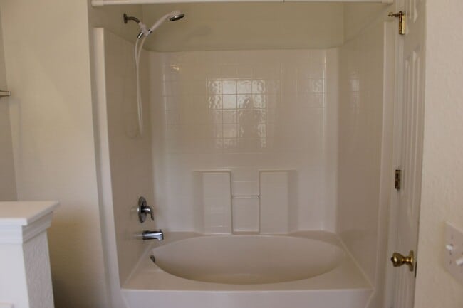 Building Photo - 423 Lake Park Way