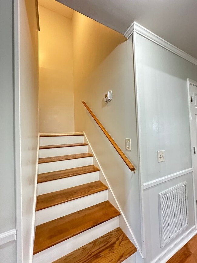 Building Photo - 3 BR 2 1/2 BA Townhome with Community Pool