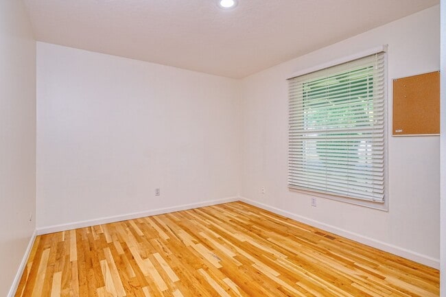 Building Photo - Charming 3 Bed/1 Bath Ranch with Bonus Room