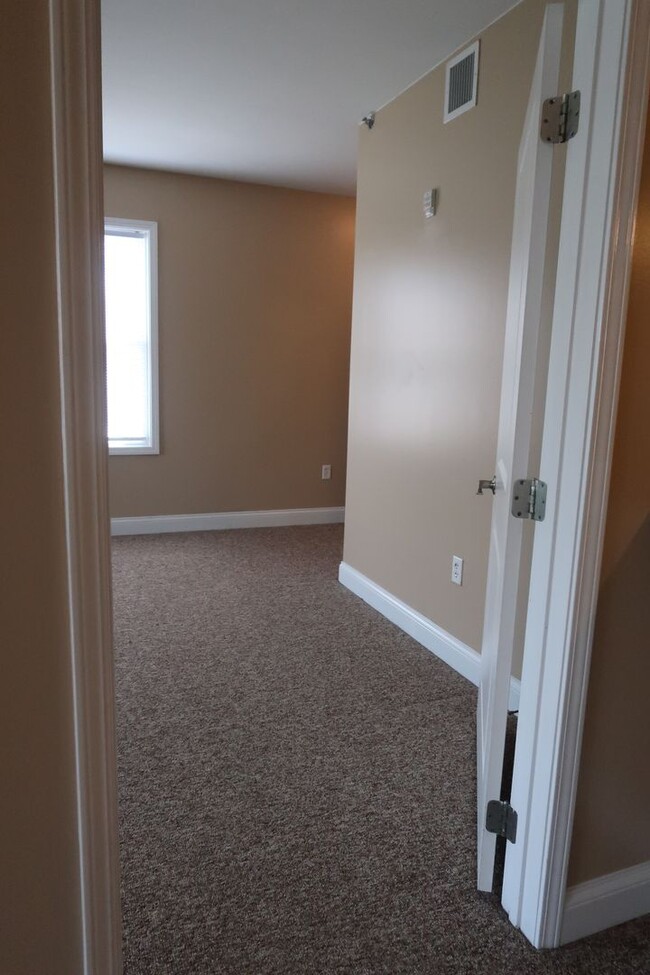 Building Photo - Available August 2025! 3BR/2BA includes pa...