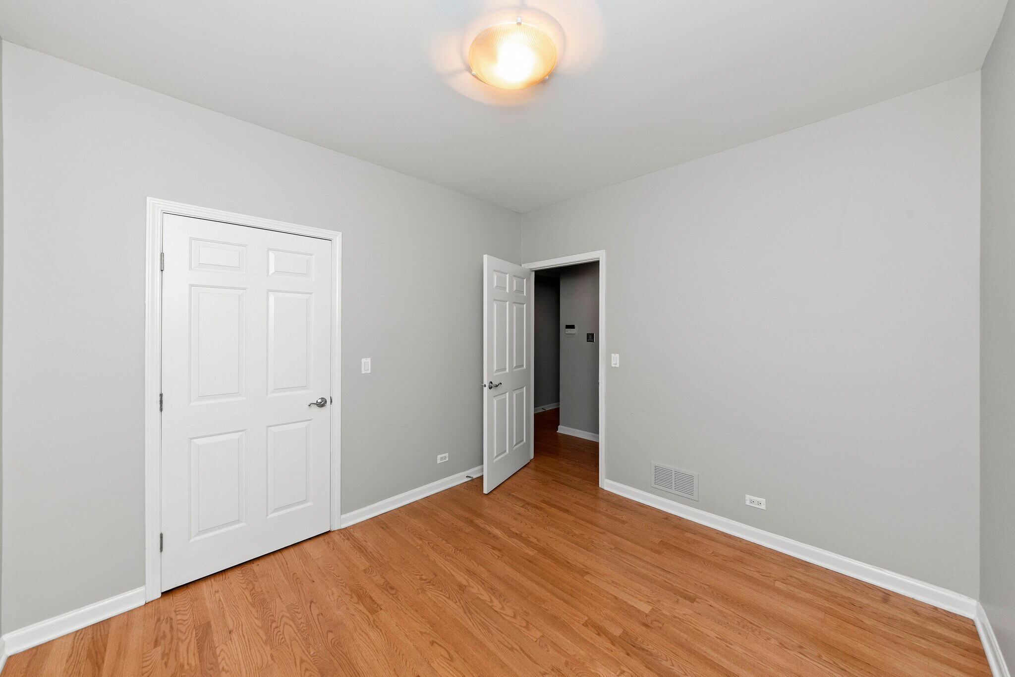 Building Photo - 540 W Oakdale Ave