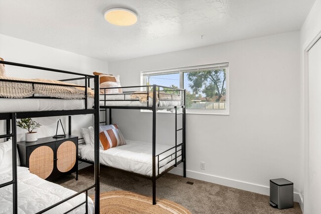Building Photo - 940 E Buddlea Dr