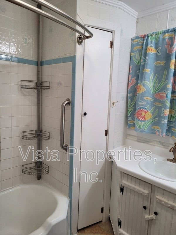 Building Photo - 1121 Elm St