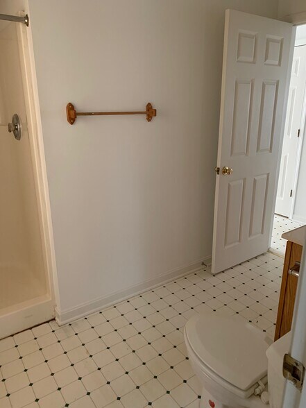 lower bath - 108 Pine St